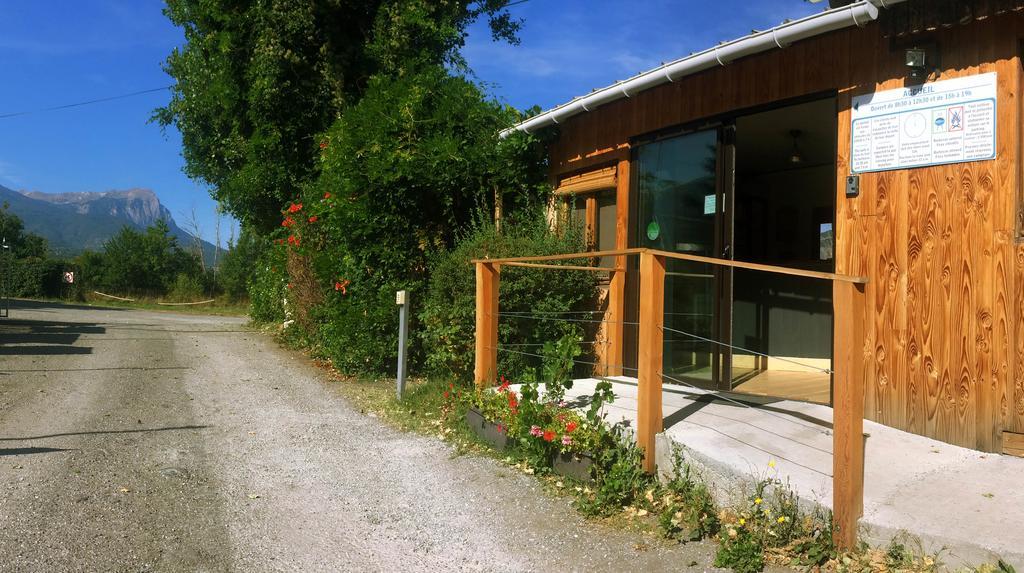 Camping Les Grillons Embrun Exterior foto