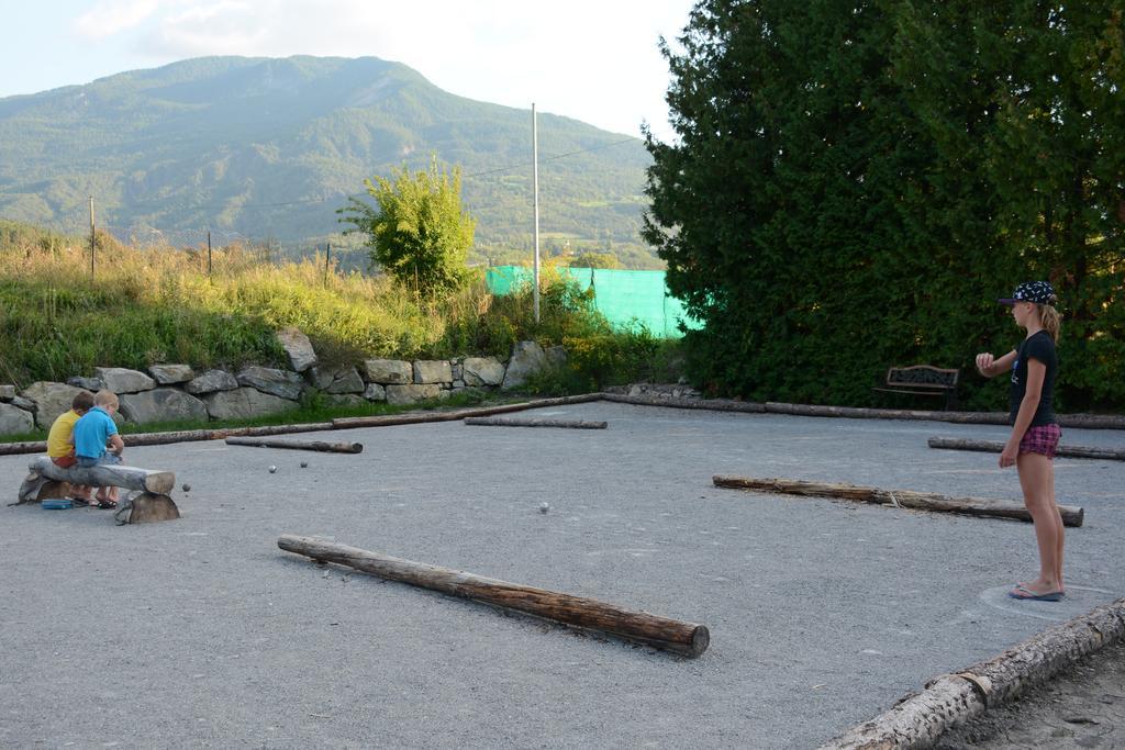 Camping Les Grillons Embrun Exterior foto